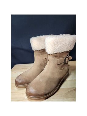 UGG boot w harrison cuff size 8,5